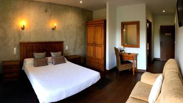 Habitación doble | Escritorio, sistema de insonorización, camas supletorias y wifi gratis