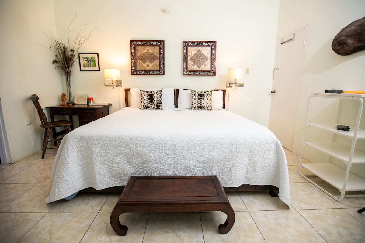 1 chambre, surmatelas, coffres-forts dans les chambres, bureau