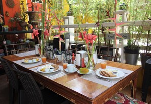Free daily continental breakfast  - Casa da Buena Vista (Mandeville)