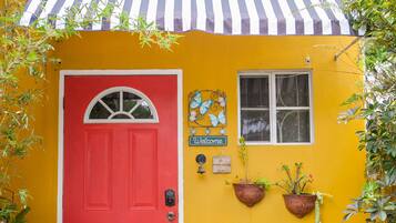 Phòng Suite Junior, 1 phòng ngủ, bếp nhỏ, khu vực vườn | Hiên