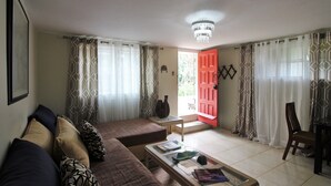 Suite Supérieure, 1 chambre, cuisine, vue jardin | Salle de séjour | TV connectée de 32 pouces avec chaînes par câble, télévision, Netflix