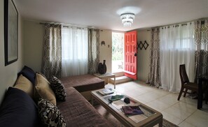 Superior Suite, 1 Bedroom, Kitchen, Garden View | Living room | 32-inch Smart TV with cable channels, TV, Netflix - Casa da Buena Vista (Mandeville)