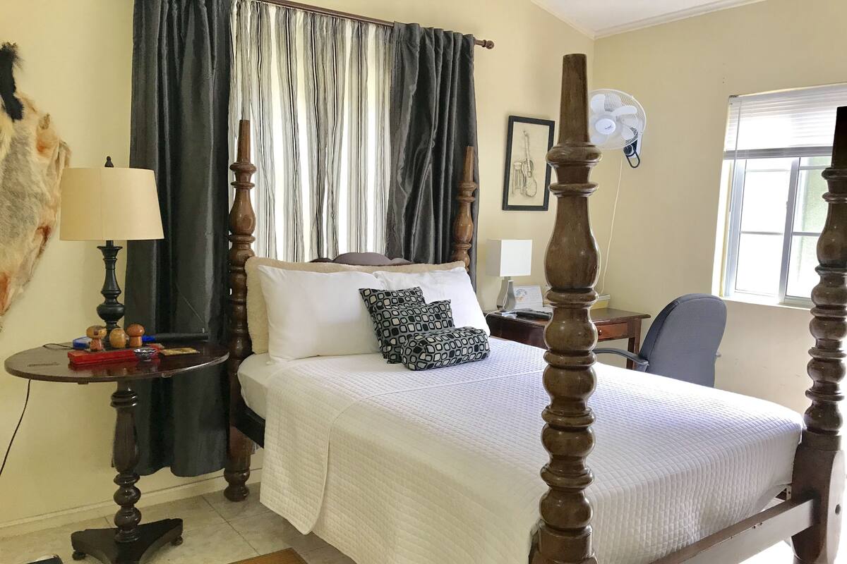 1 chambre, surmatelas, coffres-forts dans les chambres, bureau