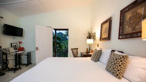 Chambre Supérieure, 1 très grand lit, réfrigérateur, vue jardin | 1 chambre, surmatelas, coffres-forts dans les chambres, bureau
