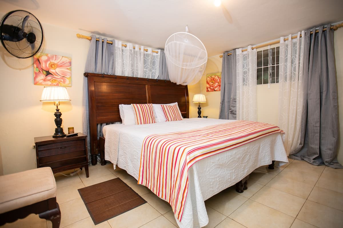 1 chambre, surmatelas, coffres-forts dans les chambres, bureau