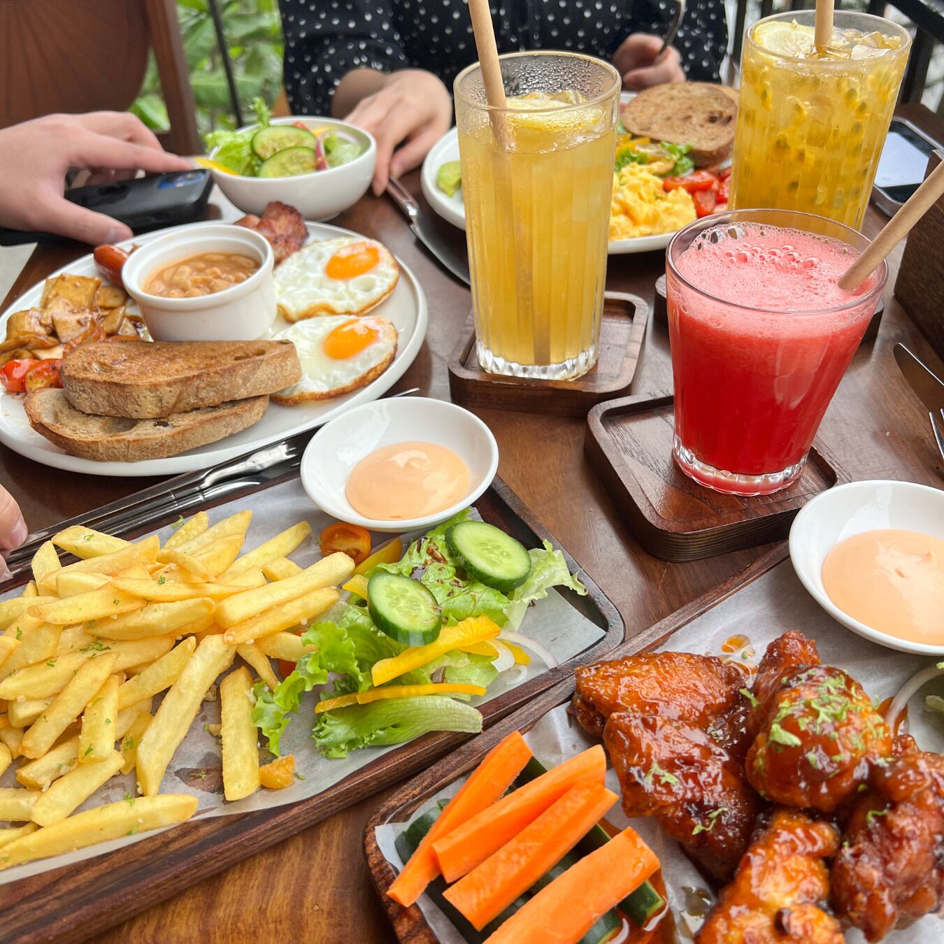 breakfast, lunch, dinner served; local and international cuisine