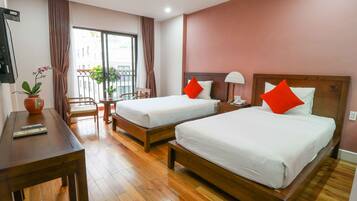 Eco Twin with Balcony | Minibar, in-room safe, desk, laptop workspace