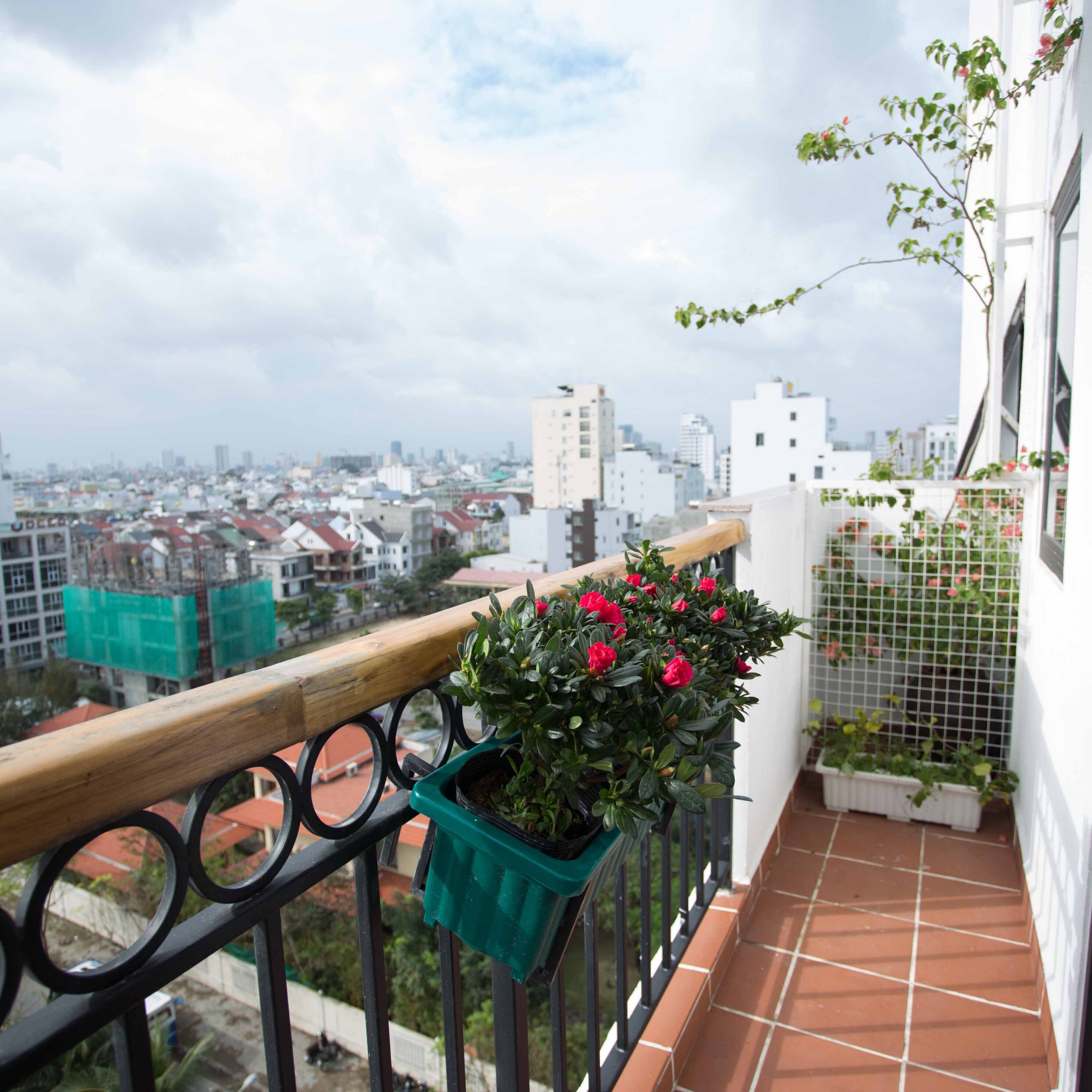 eco family with balcony | city view