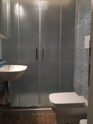 Standard Double or Twin Room, 1 Bedroom, Non Smoking, Ensuite | Bathroom | Shower, free toiletries, hair dryer, bidet