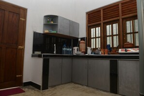 Classic Villa, 3 Bedrooms, Garden View, Beachside | Private kitchenette | Fridge, microwave, oven, coffee/tea maker - Eagle Homestay (Tangalle)