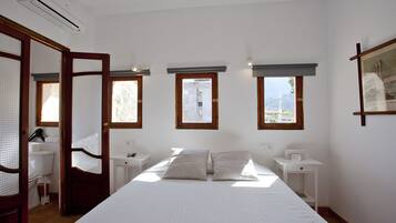 Blackout curtains, free WiFi