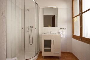 Baño | Ducha, jabón, champú y papel higiénico