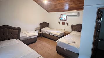 Habitación cuádruple estándar | Escritorio, tabla de planchar con plancha y cunas gratuitas