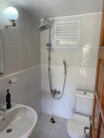 Chuveiro, produtos de toalete grátis, secador de cabelo, chinelos
