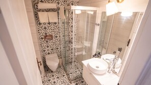 Standard Double Room | Bilik Mandi | Pancuran mandi, kelengkapan dandanan diri percuma, pengering rambut 