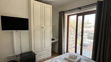 Standard Double Room | Minibar, in-room safe, desk, soundproofing