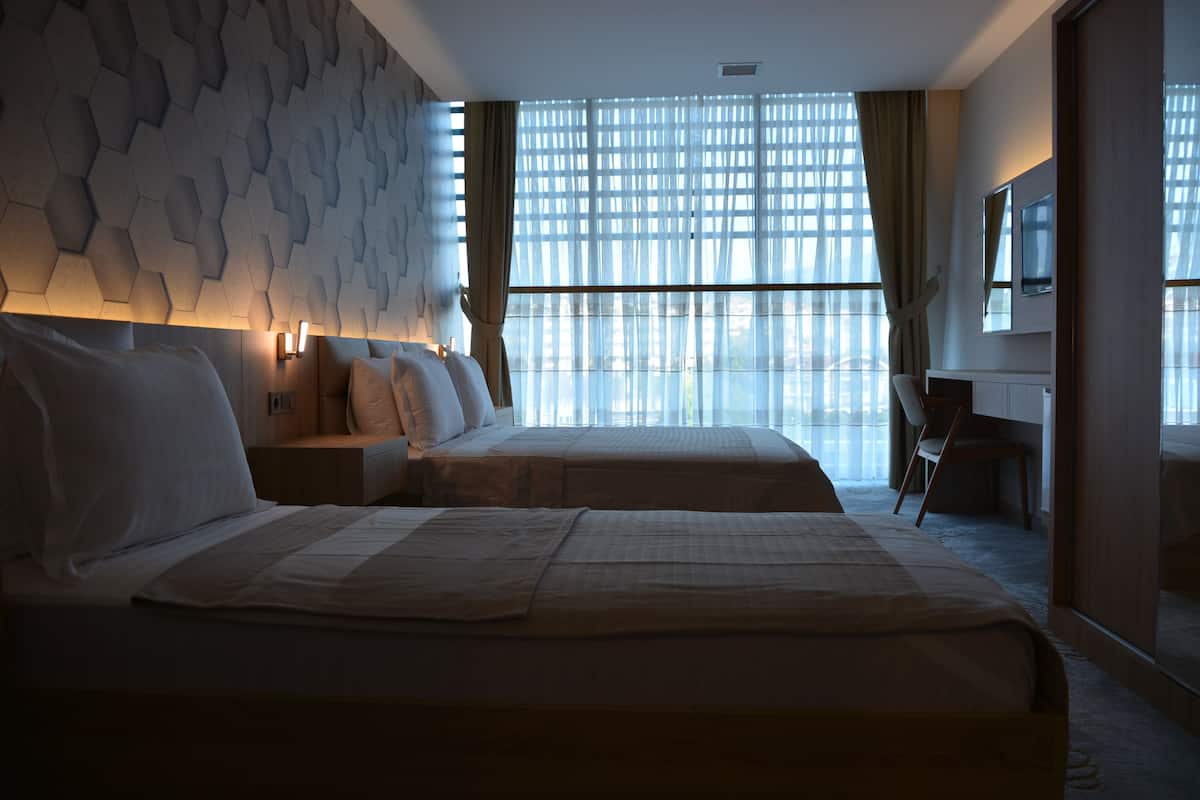 Dreibettzimmer | Minibar, Schreibtisch, BĂŒgeleisen/BĂŒgelbrett, kostenlose Babybetten