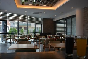 供应午餐和晚餐，土耳其菜