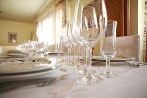 Melayani sarapan, makan siang, makan malam; sajian masakan lokal 