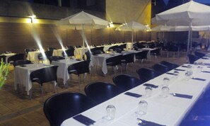 Melayani sarapan, makan siang, makan malam; sajian masakan lokal 