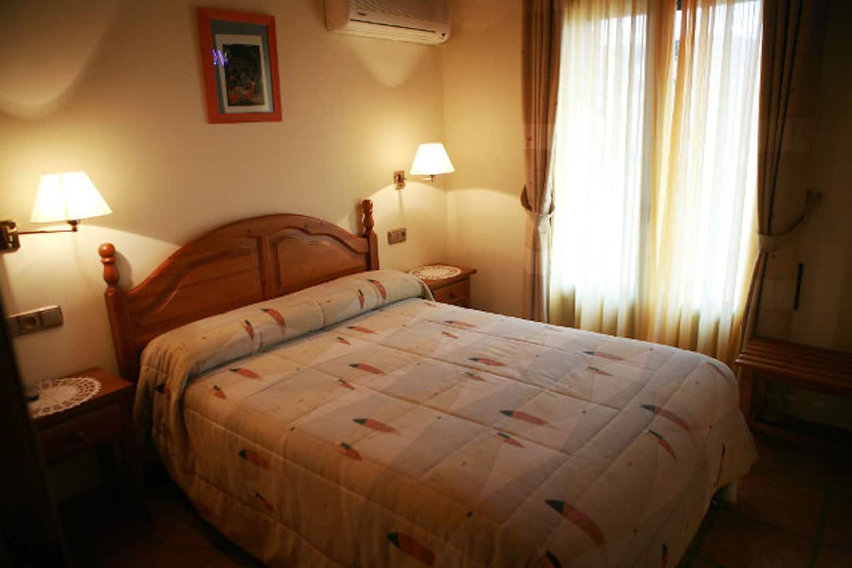 Double Room | Desk, blackout drapes, free cribs/infant beds, rollaway beds