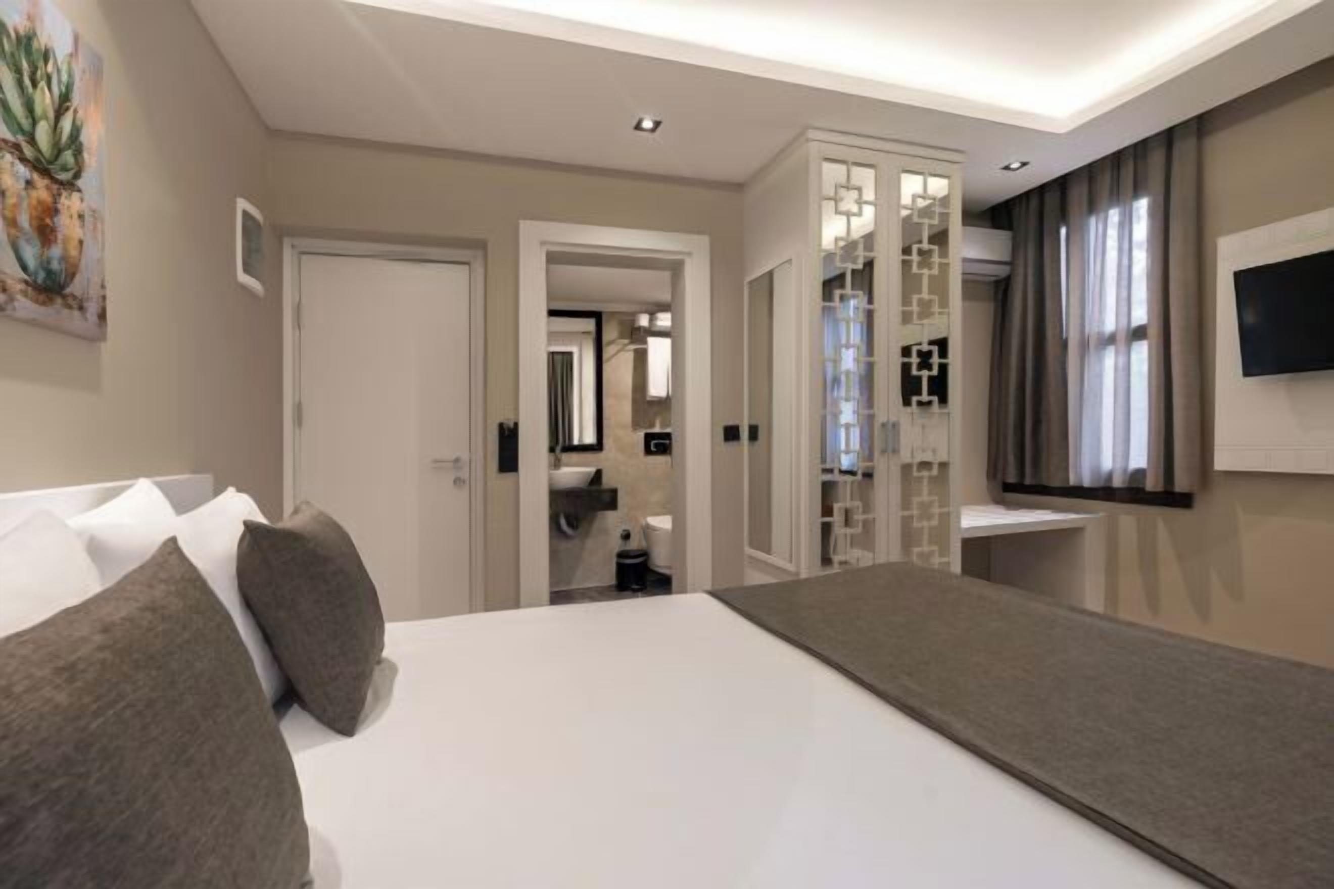 Premium bedding, minibar, free WiFi, bed sheets