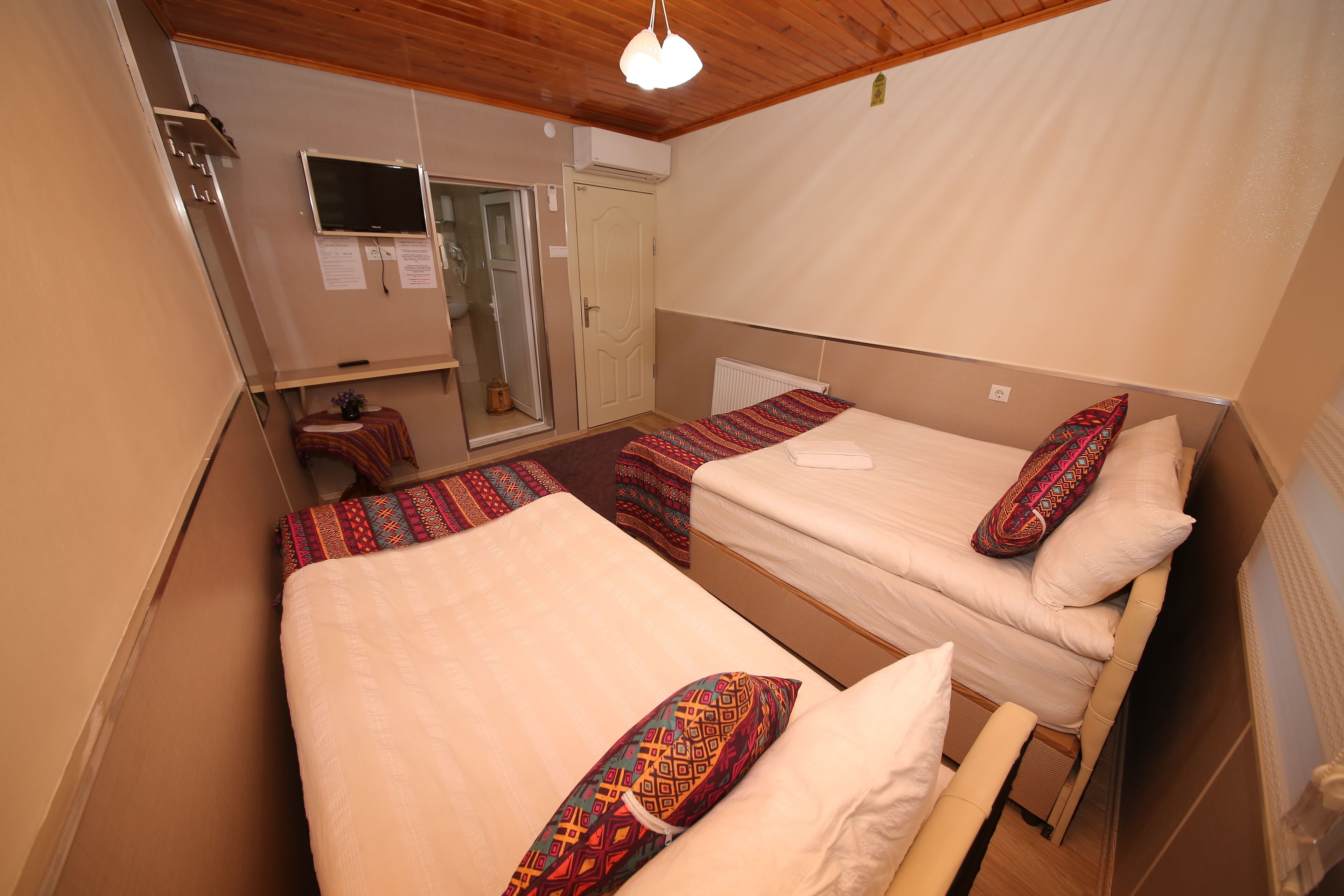 标准三人房 | 高档床上用品、办公桌、隔音、免费 WiFi