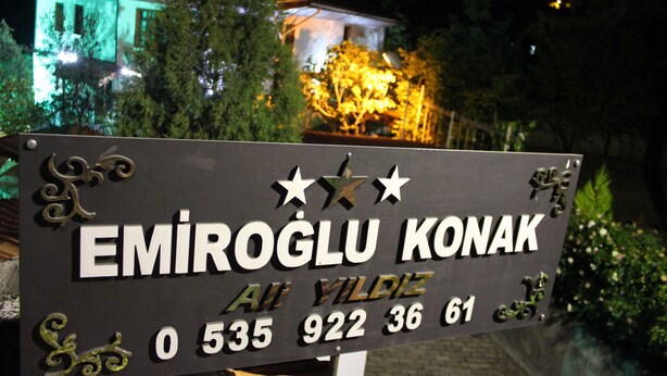 A sign with the name "EMIROGLU KONAK" and a phone number. - Emiroglu Konak (Safranbolu)