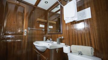 Chuveiro, toalhas de banho