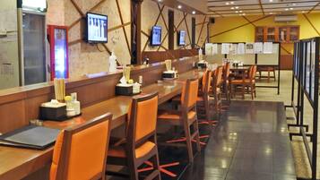 Se sirven desayunos, almuerzos y cenas; cocina japonesa