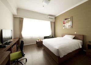 Desk, soundproofing, free WiFi, bed sheets - Sancrest Residence Deltamas (Cikarang)