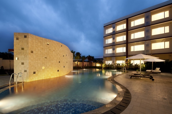 Kolam renang terbuka, kerusi lepak pantai