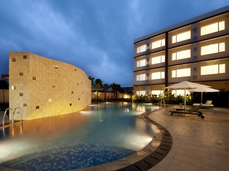 Una piscina al aire libre, tumbonas