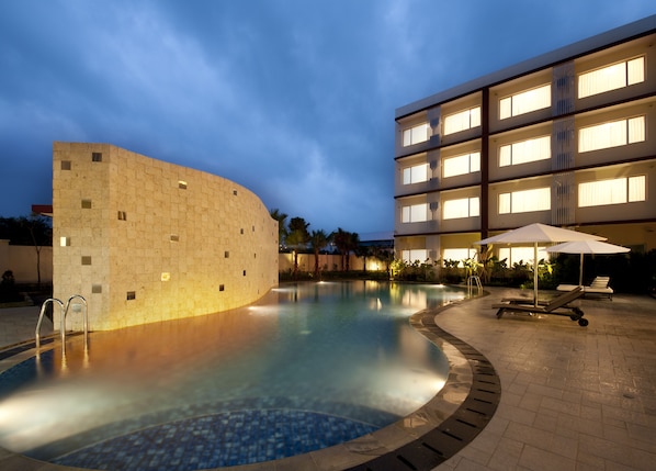Outdoor pool, pool loungers