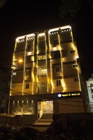 Overnatningsstedets facade – aften/nat