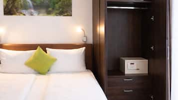 Studio, 1 Queen Bed with Sofa bed | In-room safe, soundproofing, iron/ironing board, free WiFi