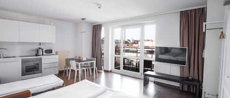 Standard-huoneisto, 1 keskisuuri parisänky ja vuodesohva | Yksityinen keittiö | Jääkaappi, mikroaaltouuni, uuni, liesi