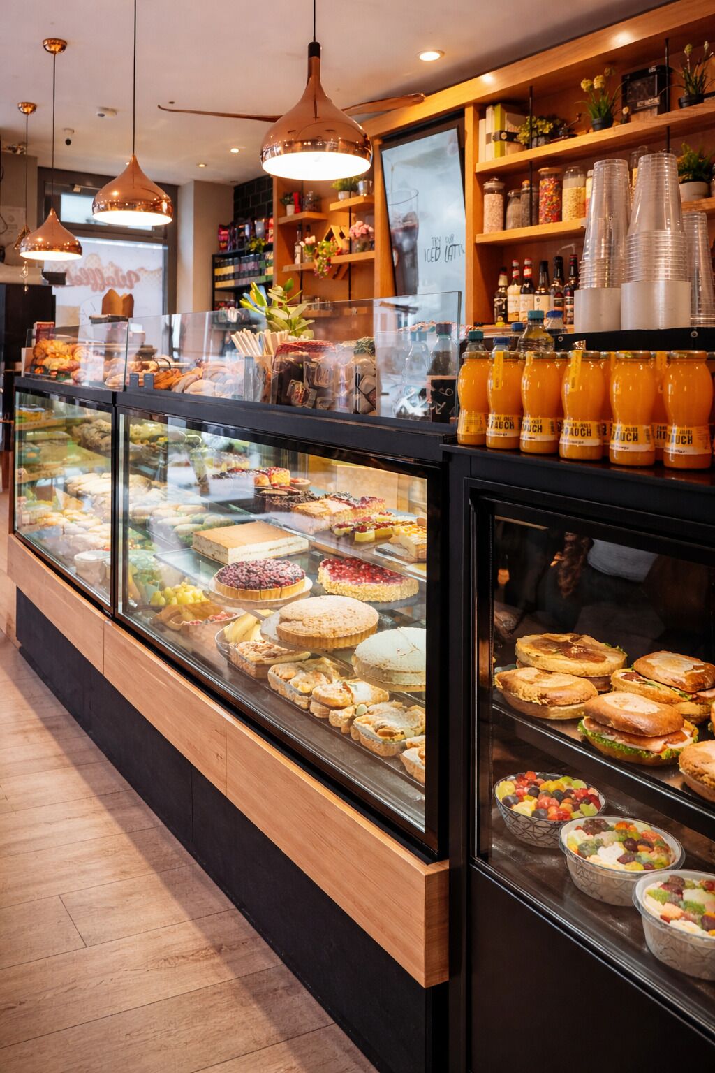 Tägliches kontinentales Frühstück (12.90 EUR pro Person)