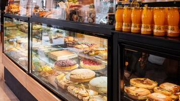 Tägliches kontinentales Frühstück (12.90 EUR pro Person)