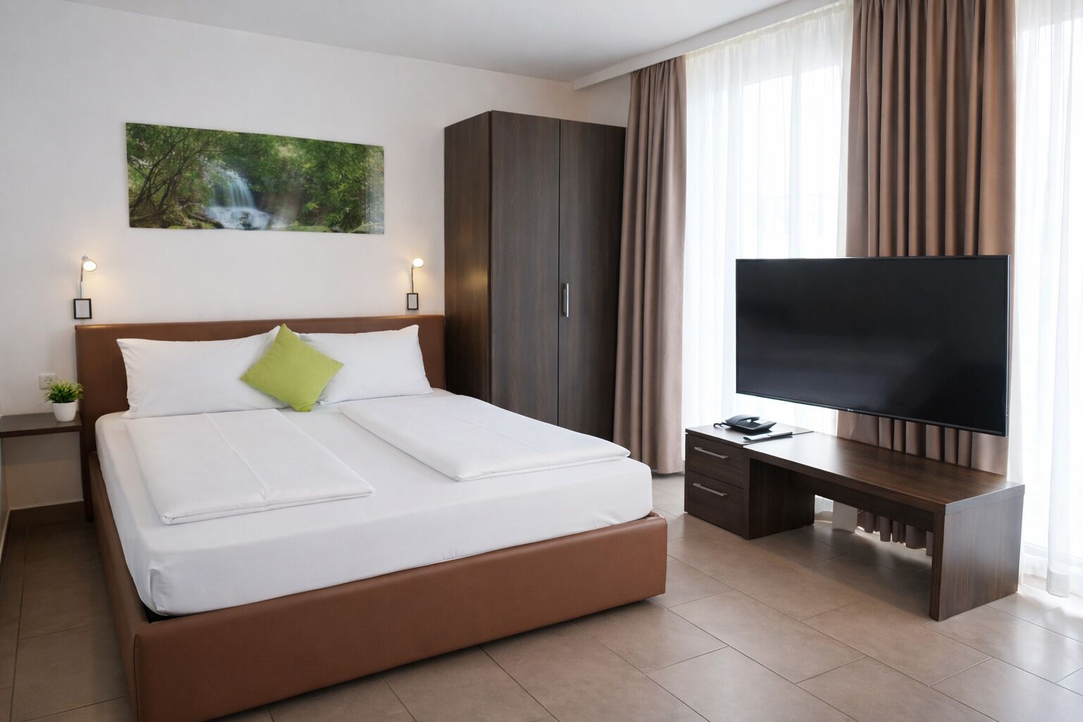 In-room safe, soundproofing, iron/ironing board, free WiFi