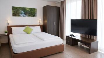 In-room safe, soundproofing, iron/ironing board, free WiFi