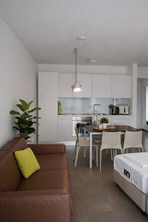 标准公寓, 1 张大床和 1 张沙发床 | 起居区 | 平板电视