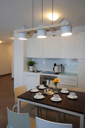 Departamento superior, 1 cama Queen size y sofá cama | Cocina privada | Refrigerador, microondas, horno y parrilla de estufa 