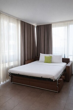 Departamento superior, 1 cama Queen size y sofá cama | Área de sala de estar | Televisión de pantalla plana 