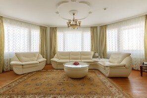 Presidential Suite, 1 Bedroom, 2 Bathrooms, River View | Living room