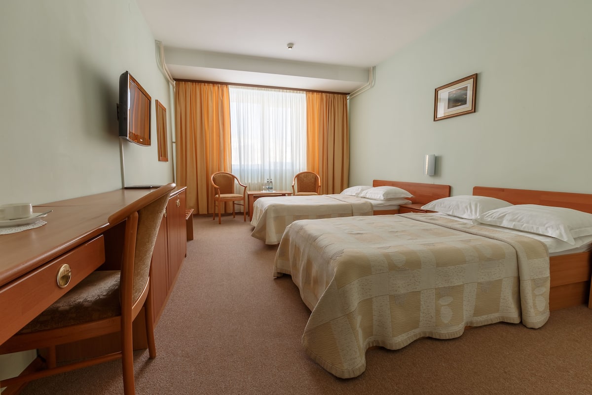 标准双床房, 城市景观 | 埃及棉床单、高档床上用品、记忆海绵床垫、迷你吧