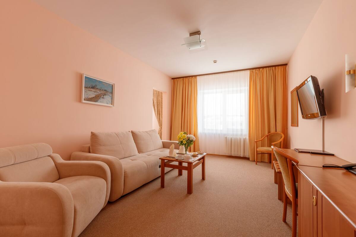 小型套房, 1 间卧室, 庭院景观 | 埃及棉床单、高档床上用品、记忆海绵床垫、迷你吧