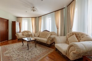 Superior Suite, 1 Bedroom, 2 Bathrooms, River View | Egyptian cotton sheets, premium bedding, memory foam beds, minibar