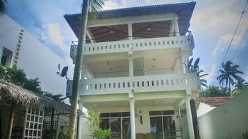 ๋งค์ผ ๋ฌด๋ฃ ์์นจ ์์ฌ ํฌํจ