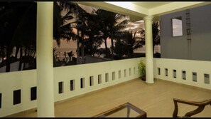 Deluxe Double Room Balcony and Sea View | Balcony - Tharanga Surfing Villa (Ahangama)